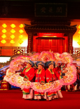 This image shows that traditional Hue music performances are a cultural highlight, often held on dragon boats along the Perfume River. Musicians in traditional costumes are playing unique Vietnamese instruments, creating a serene and melodic atmosphere. The river setting in the image adds a magical touch, as visitors enjoy the soothing music under the evening sky. It reflects the deep cultural and artistic heritage of Hue, making it a memorable experience.