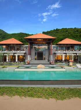 This image shows Banyan Tree Lang Co, a luxurious resort nestled between the mountains and the sea in Hue. The picture highlights its private villas with stunning views, a serene infinity pool, and a lush golf course. Guests can also indulge in world-class spa treatments and gourmet dining. It’s a perfect destination for those looking for an exclusive and luxurious experience surrounded by natural beauty.