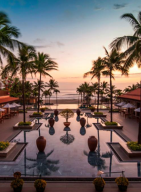 This image shows that Furama Resort Da Nang is a luxury beach resort offering spacious rooms with stunning ocean views, a beautiful infinity pool, and exceptional service. Guests can enjoy relaxing by the beach, indulging in seafood dinners, and rejuvenating with spa treatments, making it the perfect place for a peaceful and luxurious 2-3 day stay.