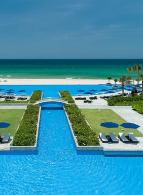 This image shows that Sheraton Grand Da Nang Resort & Convention Center offers a luxurious and convenient beachfront getaway. The resort features a variety of dining options, a massive pool, and spacious rooms, making it an ideal location for a short 1-2 day stay, where guests can unwind, enjoy the beach, and explore nearby attractions like the Marble Mountains.