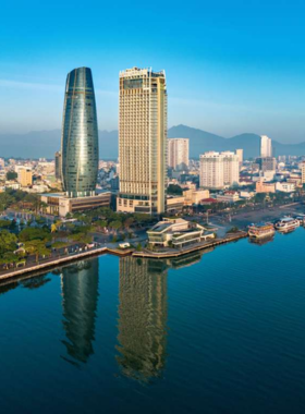 This image shows that Novotel Danang Premier Han River is a modern city hotel located near the Han River, offering stunning views, especially from the rooftop bar. The hotel provides modern amenities and comfortable rooms, making it an excellent base for exploring Da Nang’s vibrant streets or enjoying a peaceful stay by the river for 1-2 days.