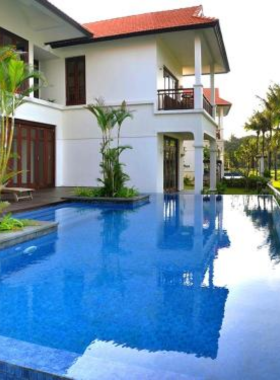 This image shows that Furama Villas Da Nang offers a luxury experience with private pools, spacious villas, and personalized services. Ideal for those seeking a more secluded stay, guests can enjoy both relaxation and activities like walking along the beach, making it the perfect 2-3 day getaway in a peaceful, luxurious setting.