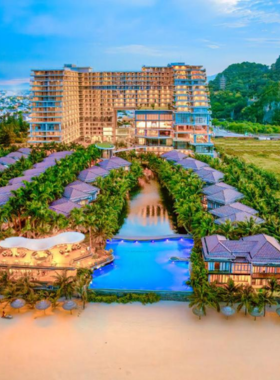 This image shows that Koi Resort & Residence Da Nang offers luxurious villas and rooms with beautiful views of the ocean and Marble Mountains. The resort’s serene atmosphere and inviting environment make it a great place to spend 2-3 days, perfect for relaxation and enjoying nature in a peaceful and luxurious setting.