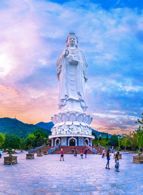  This image shows that the Son Tra Peninsula in Da Nang is a beautiful wildlife reserve, home to the rare red-shanked douc langur. The lush green forests and panoramic views make it an ideal spot for wildlife photography. Visitors can hike through the trails, spot local animals, and take stunning pictures of the scenic landscape and vibrant biodiversity of the region.