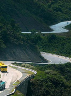 This image shows that the Hai Van Pass is a stunning mountain pass offering panoramic views of both lush mountains and the coastline. The winding roads are perfect for a scenic drive while capturing breathtaking photos of the natural beauty along the way. It’s a popular spot for travelers who enjoy road trips and photography, offering endless opportunities to snap awe-inspiring landscapes.