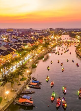 This image shows that the Hoi An River offers a unique blend of natural beauty and local life, ideal for photographers. Visitors can capture fishermen at work, traditional boats, and the riverbank's picturesque scenes. The surrounding greenery and vibrant local culture provide endless opportunities for photography, making it an essential stop for those who want to capture both nature and daily life in one shot.