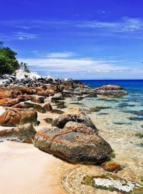 This image shows that Cu Lao Cham Island, just off the coast of Da Nang, is perfect for underwater photography with its vibrant marine life. The crystal-clear waters, coral reefs, and diverse fish species make it an ideal destination for those interested in capturing the beauty of the ocean. The island also offers scenic landscapes and coastal views, providing the perfect backdrop for both underwater and landscape photography.