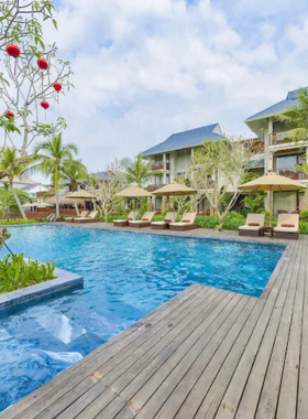 This image shows the Hoi An Eco Lodge & Spa, a peaceful rural retreat surrounded by lush green landscapes. The resort’s traditional-style cottages and wooden walkways create a harmonious connection with nature. The image highlights the serene outdoor pool and spa area where guests can relax. Activities like cooking classes and nature tours are part of the experience, making this eco-conscious lodge perfect for travelers seeking sustainable and rejuvenating stays.