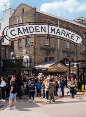 This image shows Camden Market, one of London’s most vibrant and eclectic markets. It’s known for its unique stalls offering everything from vintage fashion to handmade jewelry and international street food. Camden Market is a haven for creative individuals and those looking for something different. The atmosphere is lively and filled with colors, making it a fun spot to shop, eat, and discover cool finds in a lively, artistic environment.