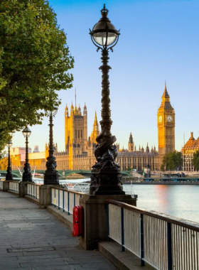 This image shows the scenic South Bank of the River Thames, a bustling area in London known for its attractions, entertainment, and cultural landmarks. The riverside walk offers stunning views of the London Eye, Big Ben, and the Houses of Parliament, making it a perfect spot for a leisurely stroll. Along the way, visitors can enjoy street performances, cafes, and art galleries, creating a vibrant, dynamic atmosphere that reflects the heart of London’s cultural scene.