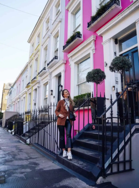 This image shows a charming street in Notting Hill, a trendy neighborhood in London known for its colorful houses and famous Portobello Road Market. Notting Hill is a delightful place to wander, with its quaint cafes, independent boutiques, and vibrant atmosphere. The area is also famous for the Notting Hill Carnival, which celebrates Caribbean culture and brings thousands of people to the streets each year. It’s a beautiful part of London that exudes character and charm.