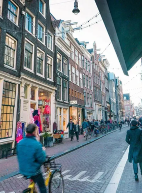 This image shows the vibrant shopping district of The Nine Streets (De Negen Straatjes) in Amsterdam. Lined with charming boutiques, vintage shops, and designer stores, this area is a hidden gem for shoppers. Visitors can find everything from unique handmade jewelry to second-hand books. It’s also a great place to relax with a coffee and enjoy the local vibe while people-watching. The cobbled streets make this neighborhood feel like stepping into a storybook.