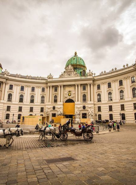 This image shows Hofburg Palace, an iconic symbol of Vienna’s imperial history. The palace complex, once the residence of the Habsburg monarchs, includes museums, the Imperial Apartments, and the famous Spanish Riding School. The grandeur of its architecture and the historical significance make it one of the most fascinating places to visit. The elegant courtyards and lavish rooms offer insight into the royal life of the Austrian Empire.