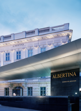 This image shows the Albertina Museum, a renowned art museum in Vienna. Known for its incredible collection of prints and drawings, the museum features works by artists like Albrecht Dürer and Rembrandt. The museum also hosts temporary exhibitions of contemporary art. The Albertina’s location offers beautiful views of the city, and the museum’s mix of historical and modern art makes it a unique cultural destination. It’s a must-visit for art enthusiasts.