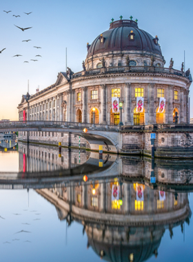 This image shows Museum Island in Berlin, a UNESCO World Heritage site housing some of the world’s most prestigious museums. With historical treasures like the Pergamon Museum and the Altes Museum, this cultural hub is a must-visit for anyone interested in art, history, and archaeology. Visitors can wander through these remarkable museums while admiring the architectural beauty of the buildings themselves, offering a profound journey into human civilization.