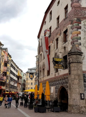 This image shows the charming Old Town of Innsbruck, Austria. Known for its colorful buildings, cobblestone streets, and rich history, Innsbruck’s Old Town offers visitors a delightful walking experience. Attractions like the Golden Roof and historical churches add to the area’s charm. The mix of medieval and modern elements, along with cozy cafes, makes it a perfect destination for anyone wanting to experience the true essence of Tyrolean culture and history.