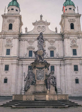 This image shows the Salzburg Cathedral, an architectural masterpiece located in the heart of Salzburg, Austria. The Baroque-style cathedral is known for its beautiful façade, grand interior, and historical significance. As one of the most important religious sites in the city, it offers visitors a glimpse into Salzburg’s rich cultural and spiritual history. Whether you’re admiring the impressive dome or exploring the nearby historical sites, the cathedral is a must-see in Salzburg.