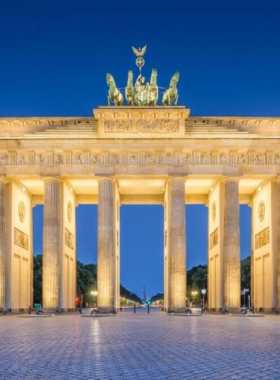 This image shows the iconic Brandenburg Gate in Berlin, a historical symbol of Germany’s reunification. The neoclassical structure, with its impressive columns and sculptures, stands proudly in Pariser Platz. Visitors can admire its grand architecture while reflecting on its significance in German history. The surrounding square is lively, perfect for a short visit or a peaceful stroll. The gate’s rich history makes it a must-see landmark, ideal for a photo opportunity or contemplation.