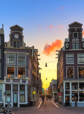 This image shows the charming streets of the Jordaan district in Amsterdam, a trendy neighborhood known for its narrow canals, quaint cafes, and art galleries. The image highlights the relaxed and bohemian vibe of this area, where visitors can enjoy leisurely strolls while browsing through local boutiques and enjoying Dutch delicacies. The area’s picturesque architecture and vibrant atmosphere make it one of the most popular places to explore in Amsterdam.