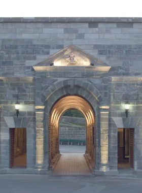 This image shows La Citadelle de Québec, a historic fortress located on a hill overlooking Quebec City. The Citadelle is an important landmark and military site, with its fortified walls and strategic position offering stunning views of the city. Visitors can take a guided tour to learn about its history and explore its preserved structures, including military barracks and the Governor’s residence. It’s a great way to delve deeper into Quebec’s history and heritage.