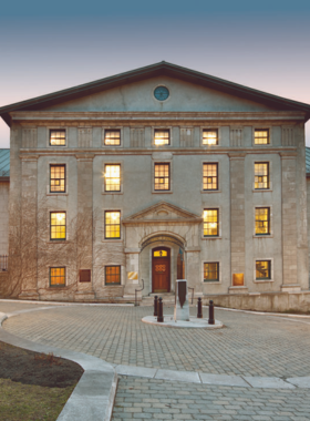 This image shows the Morrin Centre, a historic building in Quebec City that was once a prison and later a college. Today, it serves as a cultural center where visitors can explore exhibits related to Quebec’s history and architecture. The building’s preserved features, including prison cells and classrooms, offer a unique insight into the past. A guided tour will take you through the building’s fascinating history and show you how it evolved over time into the cultural hub it is today.