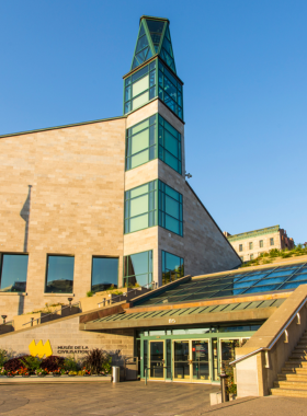 This image shows the Museum of Civilization in Quebec City, a modern and interactive museum that explores the history, culture, and heritage of Quebec and its people. The exhibits are designed to engage visitors of all ages with their hands-on displays and multimedia presentations. Whether you’re interested in the indigenous cultures, the city’s colonial past, or contemporary art, this museum offers a deep dive into Quebec’s diverse history and cultural significance.