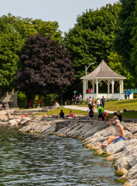 This image shows the charming streets of Niagara-on-the-Lake, with its historic buildings, boutique shops, and cozy cafes. The town is nestled along the shores of Lake Ontario, offering beautiful waterfront views and a quaint atmosphere. Visitors can enjoy shopping, wine tasting, and exploring the town’s rich history, including Fort George. It’s a peaceful and picturesque getaway from the bustling Niagara Falls."