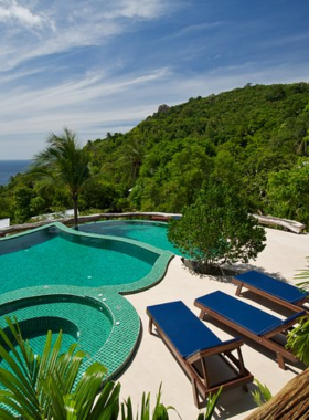 This image shows the hilltop villas at Tanote Villa Hill, offering stunning views of Tanote Bay. The resort features a refreshing outdoor pool, a restaurant with Thai and international cuisine, and easy access to the clear waters of the bay.