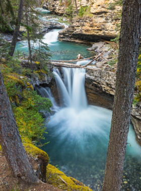 This image shows the beautiful Johnston Canyon trail in Banff National Park, where visitors hike through lush forests and alongside dramatic waterfalls. The path winds its way through the canyon, offering incredible views of turquoise pools and cascading water. The trail is well-maintained and accessible, making it suitable for hikers of all skill levels. This image shows that Johnston Canyon is a perfect spot for nature walks and a great opportunity to immerse yourself in the beauty of Banff’s landscape.