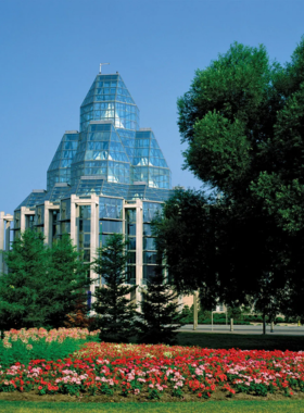 This image shows the National Gallery of Canada, an iconic art museum located in Ottawa. The museum’s glass and granite architecture stands tall against the city’s skyline, while its interior is filled with stunning works of art from both Canadian and international artists. Visitors can explore everything from contemporary pieces to historical masterpieces, with exhibits that celebrate the cultural richness of the country. The giant Maman sculpture outside the museum adds to the unique experience of visiting this world-renowned gallery.