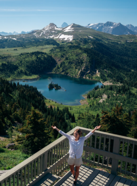 This image shows the picturesque Sunshine Meadows, a popular hiking and skiing destination in Banff. In the summer, the meadows are filled with colorful wildflowers, while winter transforms it into a skier’s paradise with world-class slopes. Visitors can reach the meadows via the Sunshine Gondola, which offers sweeping views of the surrounding mountains. This image shows that Sunshine Meadows is a year-round destination, offering both summer hikes and winter sports for adventure lovers.