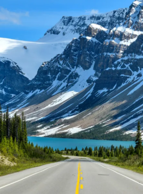 This image shows the Icefields Parkway, one of the most scenic drives in the world, stretching from Banff to Jasper National Park. The road offers breathtaking views of glaciers, turquoise lakes, and rugged mountain peaks. Travelers can stop at various points of interest along the way, including the Athabasca Glacier and Peyto Lake. This image shows that the Icefields Parkway is a must-do drive for nature lovers and road trip enthusiasts looking for unforgettable views of the Canadian Rockies.