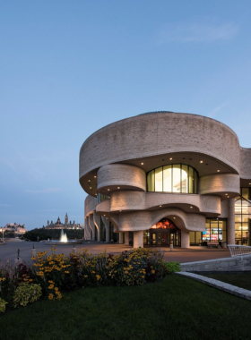 This image shows the Canadian Museum of History in Gatineau, located just across the river from Ottawa. This museum is a treasure trove of Canadian history, offering fascinating exhibits about Indigenous culture, the country’s political history, and its diverse heritage. The museum’s stunning architecture and rich exhibits provide visitors with an immersive experience, perfect for history buffs and anyone wanting to learn more about Canada’s past. The views of Ottawa from the museum are equally spectacular, making it a top destination for travelers.