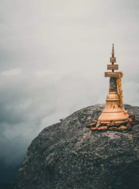 This image shows a hiker reaching the summit of Khao Luang in Sukhothai, offering stunning panoramic views of the surrounding mountains and lush valleys, showcasing the beauty of nature and the challenge of the hike.