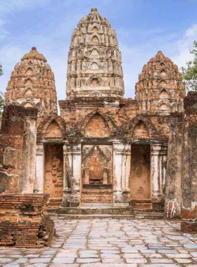 This image shows the ancient Wat Si Sawai temple, known for its Khmer architecture, surrounded by tranquil greenery, providing a peaceful and historical experience for visitors exploring Sukhothai’s cultural heritage.