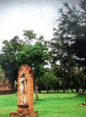 This image shows the serene Wat Trapang Ngoen in Sukhothai, with its beautiful ponds and historical ruins, offering a quiet space for reflection and an exploration of local culture and history.