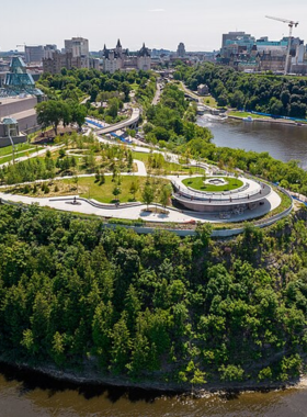 This image shows Nepean Point, an elevated lookout offering spectacular panoramic views of Ottawa. From this vantage point, visitors can admire the beauty of Parliament Hill, the Ottawa River, and the Gatineau Hills in the distance. It’s a perfect spot for taking photos, enjoying the sunset, or simply relaxing while taking in the beauty of Canada’s capital city. The viewpoint is just behind the National Gallery of Canada, making it a convenient stop for those exploring Ottawa.