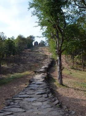 This image shows a peaceful walk along the Wat Saphan Hin Loop, with ancient temple ruins and stunning nature, providing visitors with a calm and educational experience of Sukhothai’s heritage.