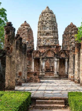 This image shows cyclists riding through Sukhothai Historical Park, exploring ancient temples and rural landscapes, offering a unique combination of outdoor activity and cultural exploration.

