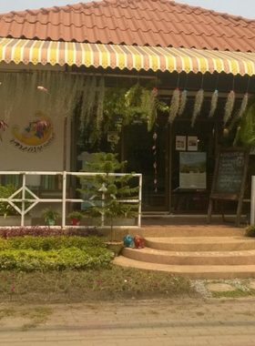 This image shows a small but cozy setup at An-Guy Coffee, featuring a specialty coffee drink with unique flavors. The table is styled with cute decorative elements, creating a welcoming atmosphere. The quaint and intimate setting is ideal for enjoying a quiet coffee break. The cafe’s emphasis on quality and its charming decor make it a hidden gem in Sukhothai.