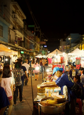 This image shows a variety of delicious Thai dishes at the Chiang Rai Night Market, with food stalls offering local favorites like pad Thai, mango sticky rice, and other street food. The market is a great place to enjoy authentic Thai cuisine in a lively atmosphere.