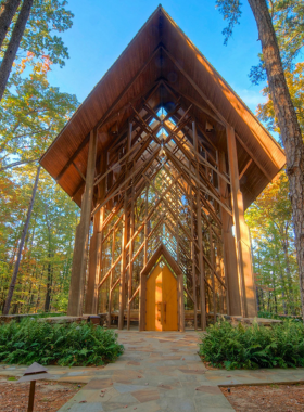 This image shows the lush greenery of Garvan Woodland Gardens, a stunning botanical garden located along Lake Hamilton in Hot Springs. The walking trails are surrounded by seasonal blooms and diverse plants, making it an ideal place to enjoy nature’s beauty. Visitors can take a peaceful stroll, capture beautiful photographs, or simply soak in the serene atmosphere. This tranquil retreat offers a perfect escape into nature while connecting with the peaceful environment of Hot Springs.