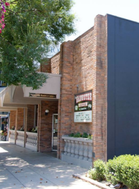 This image shows an exhibit at the Gangster Museum of America, located in Hot Springs, Arkansas. The museum showcases the fascinating history of the town during the Prohibition era when it became a hotspot for mobsters and criminals. Visitors can explore artifacts, stories, and photos that tell the history of these notorious figures. This image captures the intrigue and thrilling historical background of Hot Springs, offering a glimpse into its wild past filled with famous criminals and the colorful characters who once lived there.