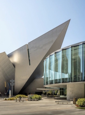 This image shows the stunning exterior of the Denver Art Museum, showcasing its unique and modern architectural design. The museum’s expansive collection includes both contemporary art and works of Native American heritage. The space is filled with colorful and inspiring pieces, inviting visitors to immerse themselves in art from various cultures. With exhibits regularly rotating, it’s a vibrant place for those who enjoy art and culture in a beautiful, interactive setting in the heart of Denver.