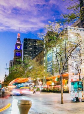 This image shows the bustling 16th Street Mall, a mile-long pedestrian zone in downtown Denver filled with shops, restaurants, and vibrant street performances. The tree-lined streets and outdoor seating areas create a welcoming atmosphere for shopping, dining, and people-watching. Visitors can explore a wide variety of local boutiques and well-known retail brands while enjoying delicious meals from diverse cuisines. It’s a lively and energetic spot to experience Denver’s city vibe, making it an essential part of the downtown experience.