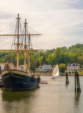 This image shows the Mystic Seaport Museum, an open-air museum that recreates a 19th-century coastal village. The historic ships, working shipyard, and period buildings transport visitors back in time. The interactive exhibits and costumed historians provide a unique experience for history lovers and families. It's a fascinating place to learn about maritime history, shipbuilding, and sea adventures, offering something for everyone, from ship enthusiasts to curious travelers.