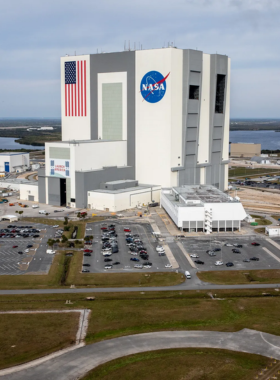 This image shows the Kennedy Space Center in Merritt Island, Florida, offering visitors the chance to explore real spacecraft, learn about NASA missions, and meet astronauts. The center is home to the Space Shuttle Atlantis and the Astronaut Hall of Fame, offering an inspiring and educational experience about space exploration. It’s a must-visit for space enthusiasts and those looking to learn about humanity’s journey into space.