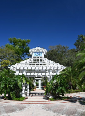 This image shows the peaceful and beautiful Harry P. Leu Gardens, a 50-acre botanical garden located in Orlando, Florida. Visitors can enjoy tranquil walks along scenic paths, surrounded by lush landscapes and vibrant floral displays. The gardens are an oasis of nature, providing a calm retreat from the bustling city. Whether you’re a nature lover or a photographer, the gardens offer a serene and picturesque escape.