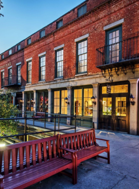 This image shows the charming cobblestone streets of the Savannah Historic District. Visitors walk through the picturesque streets, lined with historic homes, public squares, and large trees draped in Spanish moss. The district is rich in 19th-century architecture and offers an immersive journey into the past, with historic landmarks around every corner. It’s a perfect destination for history lovers and those wanting to explore Savannah’s unique character.