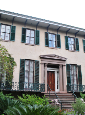 This image shows the historic Juliette Gordon Low Birthplace, the childhood home of the Girl Scouts founder, located in Savannah, Georgia. The well-preserved house offers a glimpse into Low’s life, showcasing personal artifacts and historical exhibits. The museum provides an insightful tour, highlighting the importance of Juliette Gordon Low’s legacy in shaping the Girl Scouts organization and inspiring women around the world.